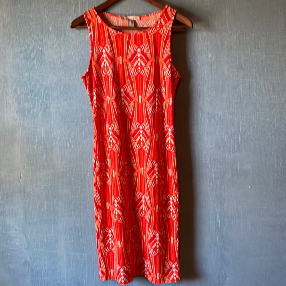 Sleeveless crew neck dress.